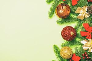 uppsättning av festlig bollar, gran träd och jul dekorationer på färgrik bakgrund. topp se av ny år prydnad begrepp med kopia Plats foto