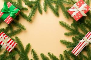 jul dekorationer och gran träd gren och gåva boxon mörk tabell. topp se ram med kopia Plats foto