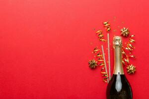 flaska av champagne med glasögon och färgrik konfetti på färgad bakgrund. topp se flå lägga foto