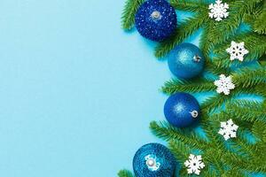 jul sammansättning tillverkad av gran träd, bollar och annorlunda dekorationer på färgrik bakgrund. topp se av ny år första advent begrepp med tömma Plats för din design foto