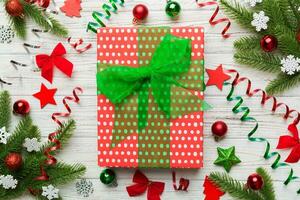 jul sammansättning. gåvor låda med ny år dekorationer på färgad bakgrund. jul, vinter, ny år begrepp. platt lägga, topp se, kopia Plats foto