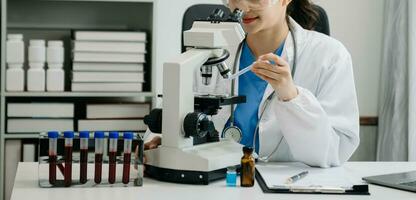 kvinna forskare arbetssätt med mikro pipetter analyserar biokemisk prover, Avancerad vetenskap kemisk laboratorium för medicin. foto