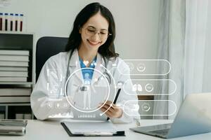 medicinsk teknik koncept, smart läkare hand som arbetar med modern bärbar dator med hans team virtuella ikon foto