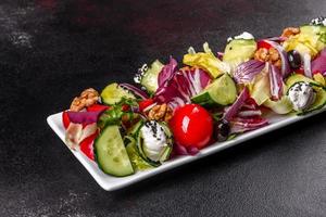 hälsosam sallad med körsbärstomater, ekologiska oliver foto