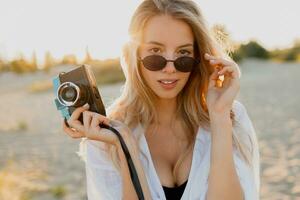 livsstil porträtt av blond flicka har roligt på tömma strand. frihet och natur i landsbygden. foto