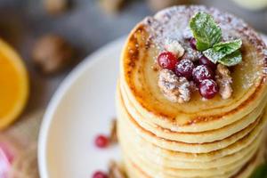 läckra färska vackra pannkakor med citrushonung och sylt foto