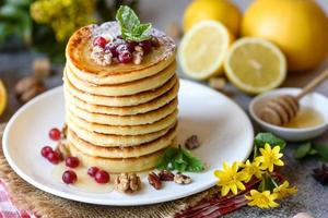 läckra färska vackra pannkakor med citrushonung och sylt foto