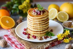 läckra färska vackra pannkakor med citrushonung och sylt foto