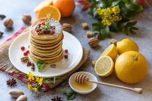 läckra färska vackra pannkakor med citrushonung och sylt foto