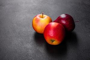 färskt saftigt rött äpple med droppar vatten mot mörk bakgrund foto