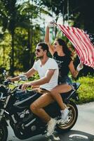 ung par i kärlek, ridning en motorcykel, kram, passion, fri anda, amerikan flagga foto