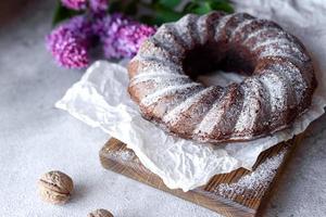 rund chokladkaffekaka med russin och vallmo foto