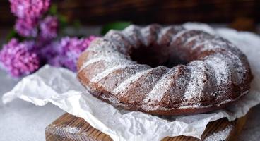 rund chokladkaffekaka med russin och vallmo foto