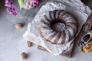 rund chokladkaffekaka med russin och vallmo foto