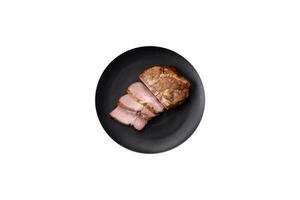 utsökt saftig fläsk eller nötkött biff kokta på de grill med salt och kryddor foto