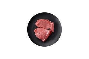 rå filea biff mignon nötkött med salt, kryddor och örter foto