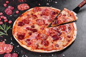 pepperoni pizza med mozzarellaost foto