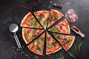 färsk pizza bakad i ugnen med ruccola, salami foto