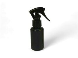 svart spray flaska på vit bakgrund foto