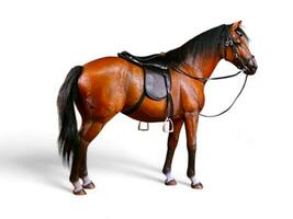brun häst i sadel miniatyr- djur- på vit bakgrund foto