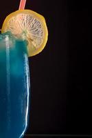 uppfriskande cool blå curacao på bardisken. cocktail på en fest foto