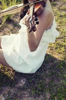 vackra kvinnor tycker om att spela fiol foto