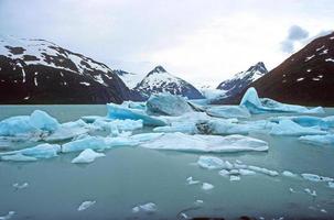 isberg i en glacial sjö foto