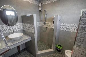 vit modern och trä badrum med duschkabin glas i lägenheten