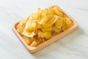 bananchips - stekt eller bakad skivad banan foto