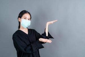 asiatisk kvinna som bär medicinsk ansiktsmask skyddar filterdamm pm2.5