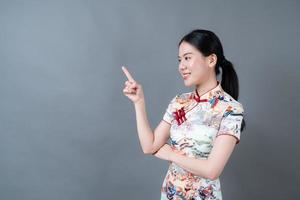 vacker ung asiatisk kvinna bär kinesisk traditionell klänning foto