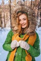 vinterporträtt av en vacker flicka i hatt och vantar foto