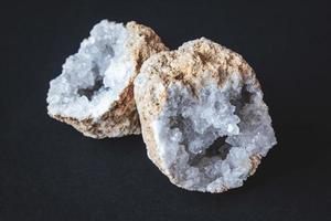 agat. ett tvärsnitt av agatsten med geode på en svart bakgrund foto