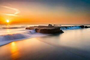 en solnedgång över de hav med vågor kraschar in i rocks. ai-genererad foto