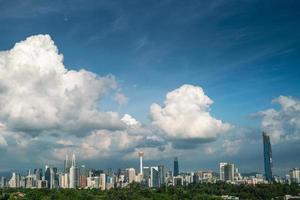 Kuala Lumpur, Malaysia 2021- Kuala Lumpurs stadssilhuett på kvällen med dramatiska moln under solnedgången, tagen ur synvinkel i Bukit Tunku, Kuala Lumpur foto