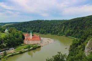 Donau runt byn Weltenburg foto