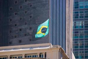 brasilianska flaggan ovanpå en byggnad i centrala Rio de Janeiro.