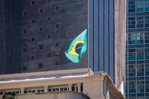 brasilianska flaggan ovanpå en byggnad i centrala Rio de Janeiro.