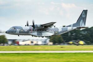 ofrälse militär transport plan på luft bas. flygplats och flygfält. luft tvinga och armén flyg drift. flyg och flygplan. luft hiss. militär industri. flyga och flygande. foto