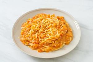 spagettipasta med krämig tomatsås eller rosa sås foto