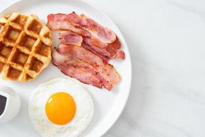 stekt ägg med bacon och våffla till frukost foto
