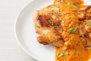 grillad kycklingstek med röd currysås - muslimsk matstil foto