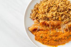 grillad kycklingstek med röd currysås och ris - muslimsk matstil foto