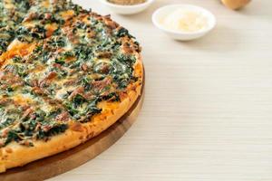 spenat- och ostpizza på träbricka - vegansk och vegetarisk matstil