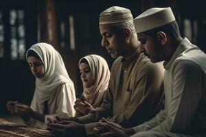 en familj bön- tillsammans under ramadan i en moské, med de fokus på de familjens hängivenhet som de be tillsammans. betydelse av familj under detta helig månad. generativ ai foto