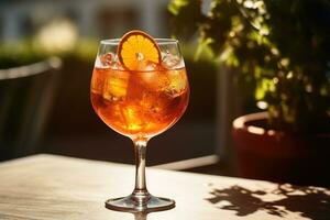 en uppfriskande, sommarlik aperol spritsa, eras i en vin glas med is, en stänk av soda, och garnerad med en skiva av orange, uppsättning mot en solbelyst utomhus- terrass. generativ ai. foto