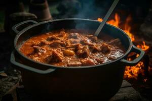 en traditionell ungerska gulasch gryta bubblande i en kittel över ett öppen brand. fånga de hjärtlig, tröstande mat den där håller människor värma i de kall ungerska vintrar. generativ ai foto