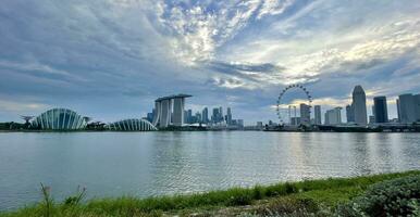 singapore augusti 27 2023 panorama av marina bukt, marina bukt sand, singapore flygblad, trädgård förbi de bukt i singapore stad horisont på solnedgång himmel kväll. foto