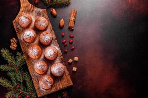 vackra läckra färska kakaomuffins på julbordet foto