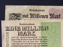 eine und zwei million mark one and two million mark notes foto